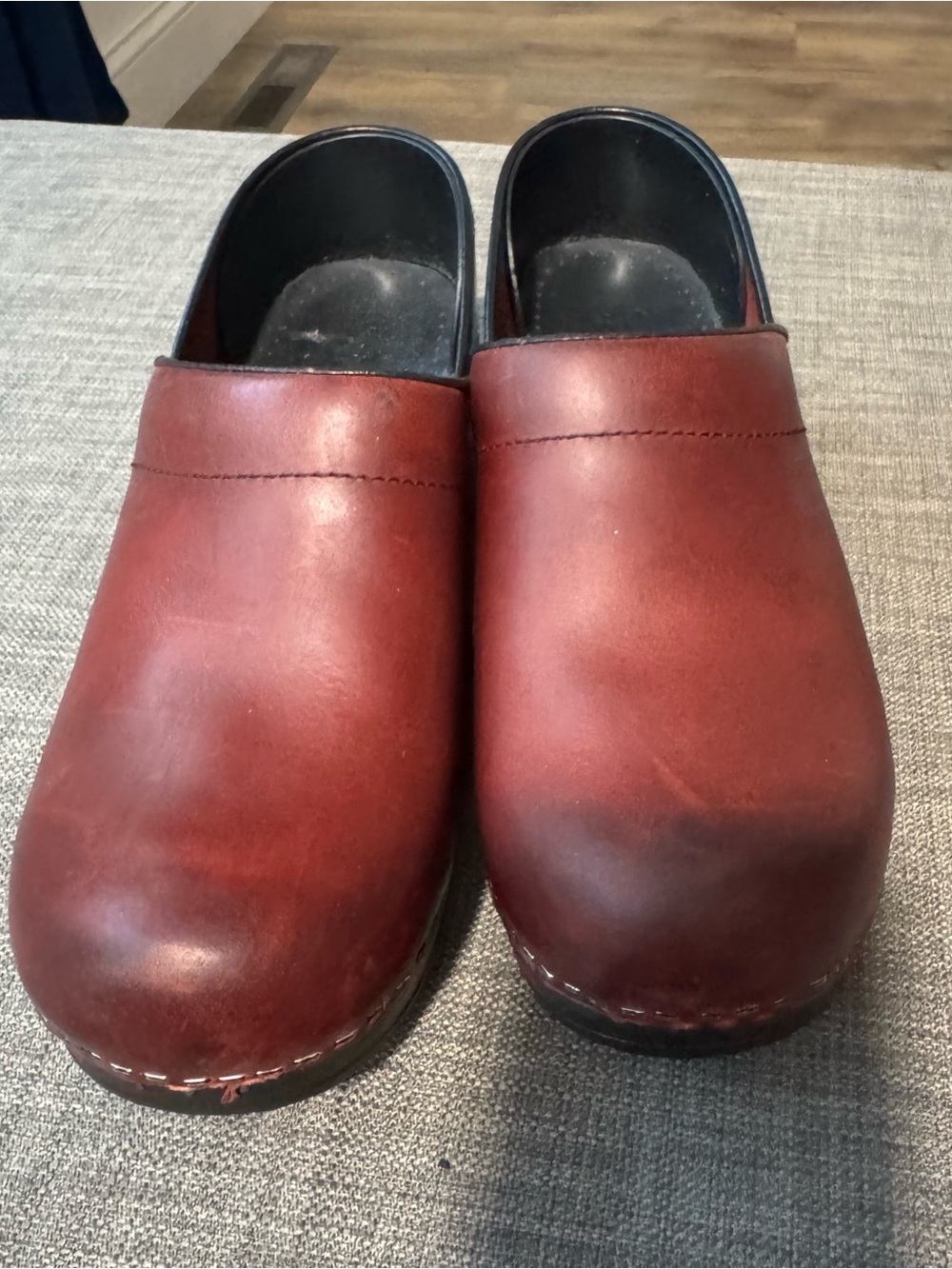 Sanita women’s Slip-On Clogs in deep red sz 39